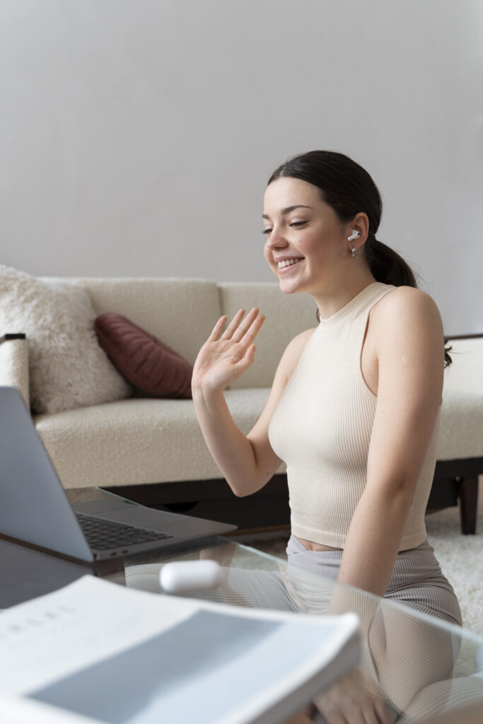 Mujer dando terapia en línea a cualquier lugar de mundo a personas latinas Mujer dando terapia en línea a cualquier lugar de mundo a personas latinas